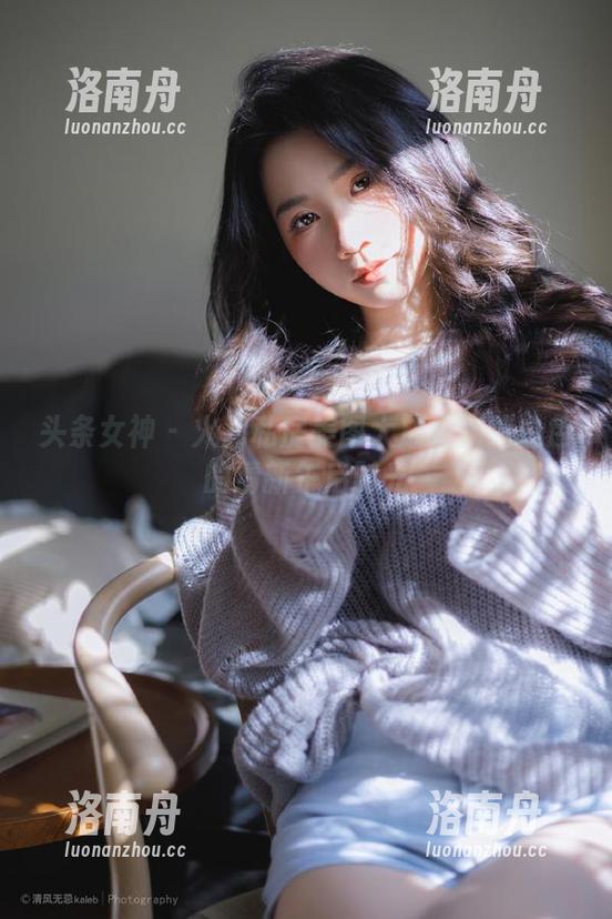 头条女神-火儿 头条女神 - 火儿私房美图大放送:纯白色的清新午后时光