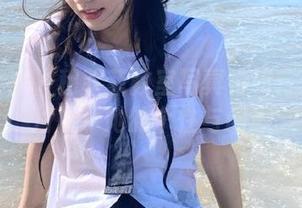 头条女神 – 穆菲菲教室写真特辑：美丽图片展示她的个性与创意