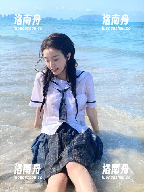 头条女神-穆菲菲 头条女神 - 穆菲菲教室写真特辑:美丽图片展示她的个性与创意