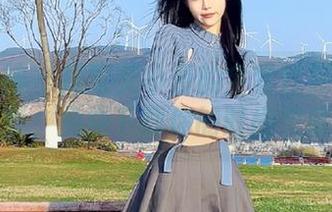 头条女神 – 探索艾小青的全套性感小野猫写真，免费下载你的时尚灵感！