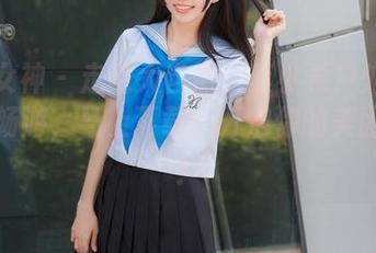 头条女神 – 走进大自然：莫小希户外写真带你畅游，马上下载，开启你的美丽之旅！
