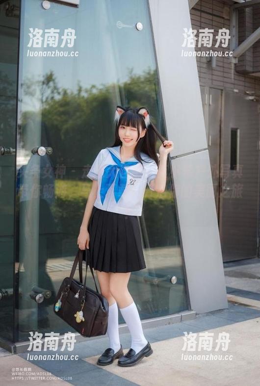 头条女神 - 走进大自然：莫小希户外写真带你畅游，马上下载，开启你的美丽之旅！