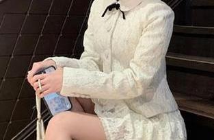 头条女神 – 沉浸在语溪的浴缸私房美图，展现女性柔美与自然之美