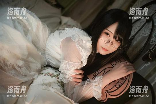 嫣嫣子黑丝OL套装写真图集，教你如何在职场中优雅又诱惑！