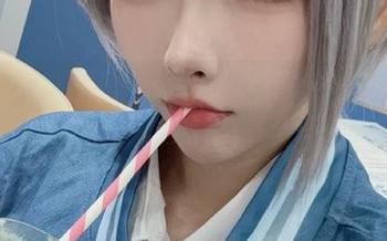 宫本桜私拍作品中的蓝毒元素，探索视觉与情感的交织