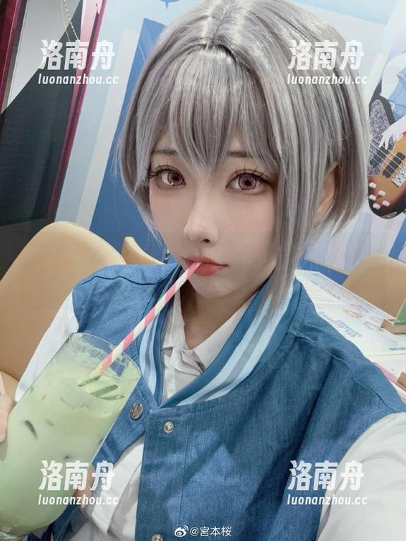 宫本桜 宫本桜私拍作品中的蓝毒元素,探索视觉与情感的交织