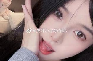 小小奶瓶儿的新鲜出炉，纯欲吊带图包资源满足你的视觉飨宴！