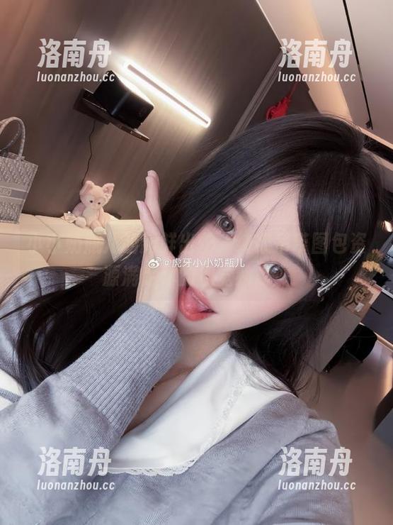 小小奶瓶儿 小小奶瓶儿的新鲜出炉,纯欲吊带图包资源满足你的视觉飨宴!
