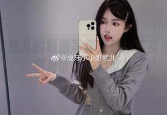 小小奶瓶儿的制服写真之旅：丰富多彩的图集带你一起欣赏