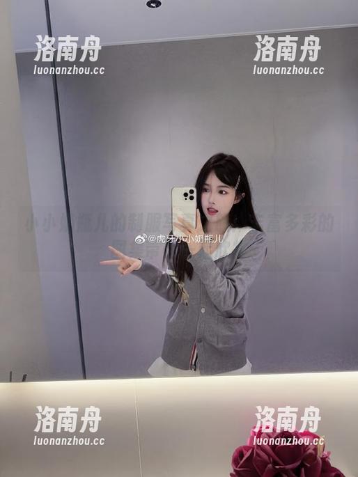 小小奶瓶儿 小小奶瓶儿的制服写真之旅:丰富多彩的图集带你一起欣赏