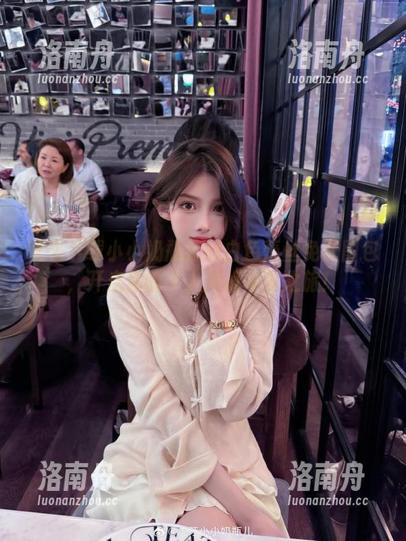 快来下载小小奶瓶儿的白色蕾丝免费图包，开启你的个人风格写真之旅！