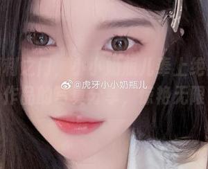 打开福利之门，小小奶瓶儿奉上绝美镂空作品的写真分享，惊艳无限