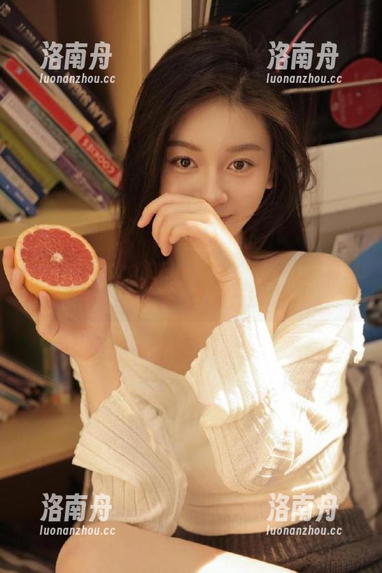 小空sora 探索小空sora的白裙之美:每一张写真图片都是故事的开端