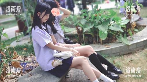 尤果网-Mikka涵涵 尤果网 - 水波荡漾间的Mikka涵涵:泳池写真的原图全集等你欣赏