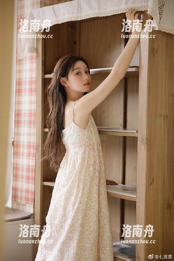 尤果网 - 靳宝的户外写真套图：感受生命的律动，绽放时尚与自然的和谐美