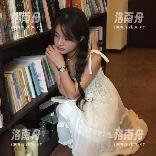 尤物馆 - 四季轮转中的孟狐狸FoxYini：裸足私拍图包，捕捉她每一个动人的瞬间