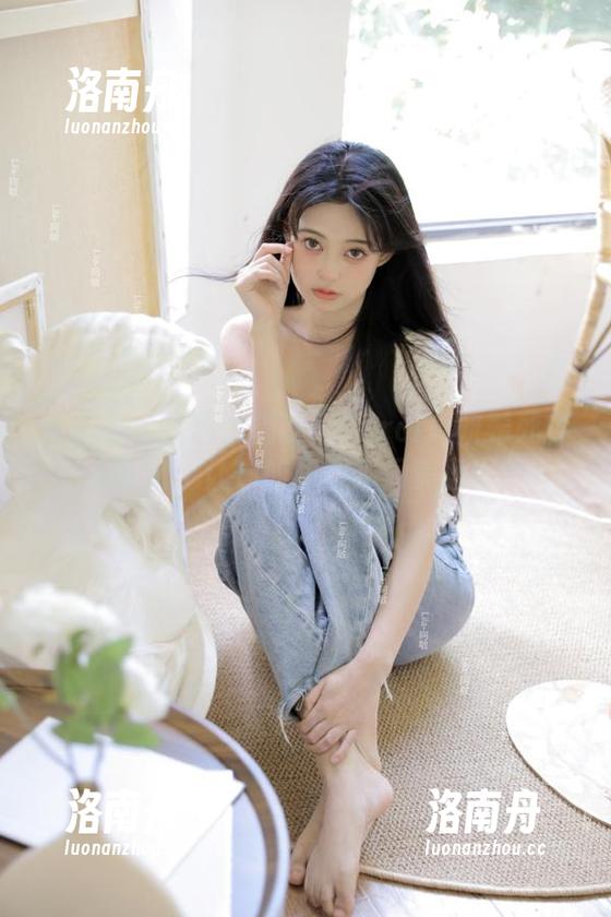 尤蜜荟-Carol周妍希 尤蜜荟 - 原图大揭秘!Carol周妍希死库水壁纸,让你的桌面瞬间美翻天!