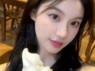 尤蜜荟 – 走出舒适圈，lingyu69裸足写真私拍作品呼唤内心的勇气