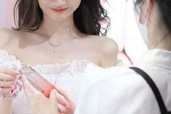 微密圈 – 就是阿朱啊连衣裙主题写真：全新原图更新，尽显甜美与优雅气质！