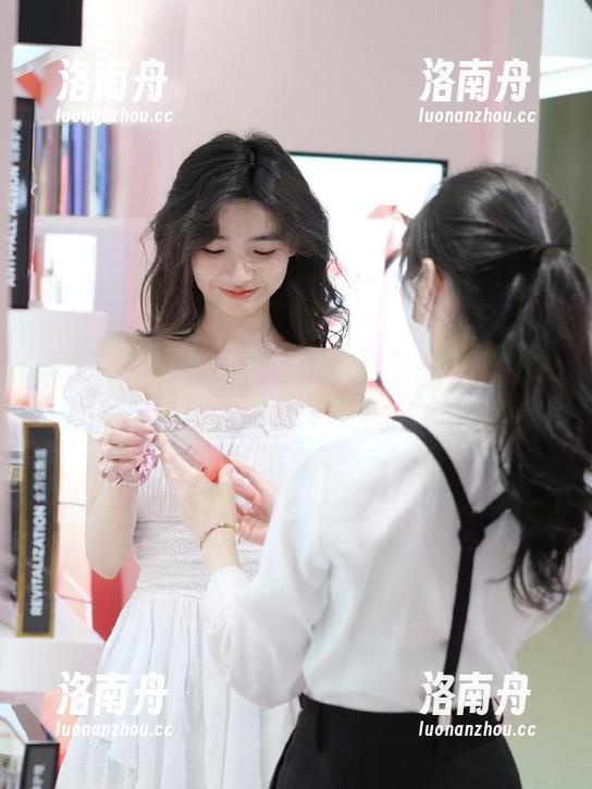 微密圈 - 就是阿朱啊连衣裙主题写真：全新原图更新，尽显甜美与优雅气质！