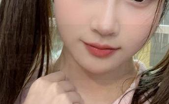 借助年年Nnian办公室的镜头，品味每一张写真图片中的独特风情