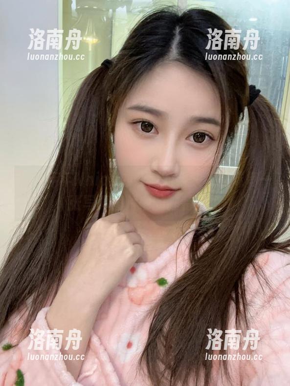 年年Nnian 借助年年Nnian办公室的镜头,品味每一张写真图片中的独特风情