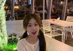异思趣向 – 小宝私拍系列：浅色包臀裙与优雅美图的完美邂逅