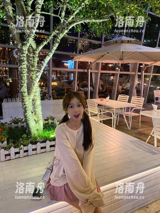 异思趣向-小宝 异思趣向 - 小宝私拍系列:浅色包臀裙与优雅美图的完美邂逅