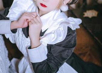 在大海蓝天下，恩田直幸泳衣写真展现的绝美风情与时尚美图