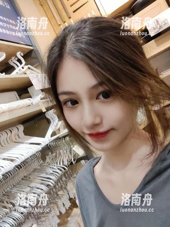 慕丝女郎 - 最新作品集，跟随小芮一起探索空姐的迷人魅力与无限可能