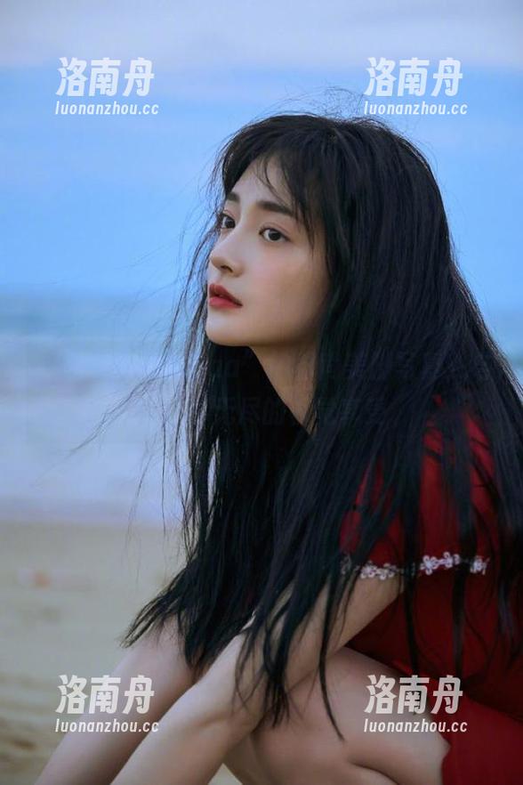 抱走莫子aa 捕捉“抱走莫子aa”的时尚美脚写真,与你分享无尽的视觉享受