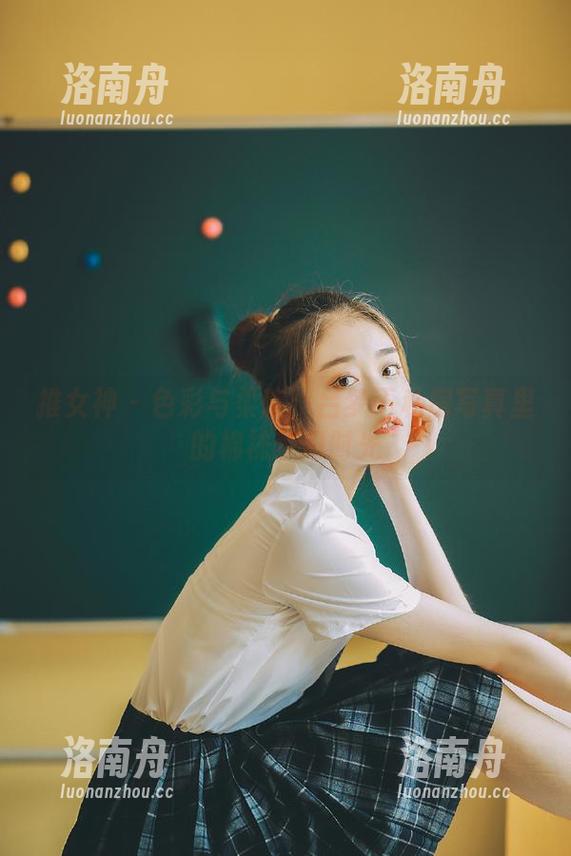 推女神-吕梦玉 推女神 - 色彩与柔软:吕梦玉私房写真里的棉袜梦幻时光