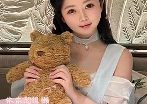 是依酱吖的吊带美照，原图呈现出无与伦比的魅力