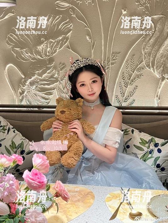 是依酱吖 是依酱吖的吊带美照,原图呈现出无与伦比的魅力