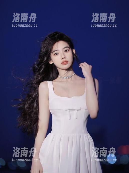 普美Bomi(보미)白丝私拍图包：每一张都是艺术，无需P图也惊艳！