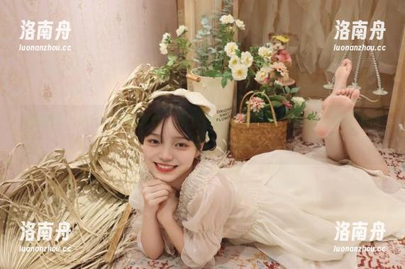 果团网 - Miss琪的新作：小蛮腰护士服写真，原图让我情不自禁！