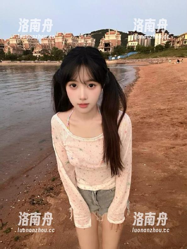 果团网 - 丁晓楠短裤写真作品：用镜头记录下的生活与时尚的碰撞