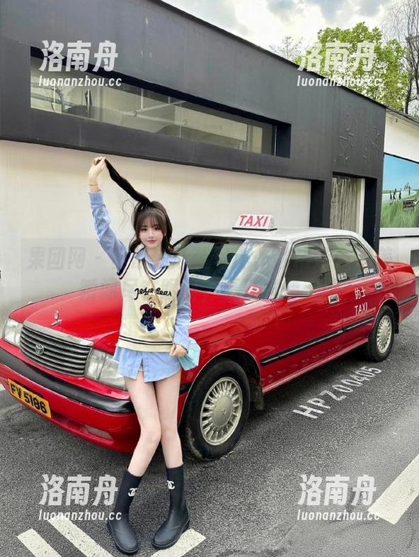 果团网-黄歆苑 果团网 - 黄歆苑泳装写真作品精选:绝美瞬间尽在眼前,夏日风情无限