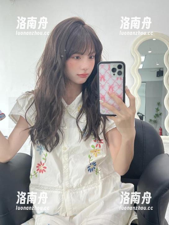 森萝财团-Sia 森萝财团 - Sia的红裙之恋:艺术感满满的美图壁纸分享