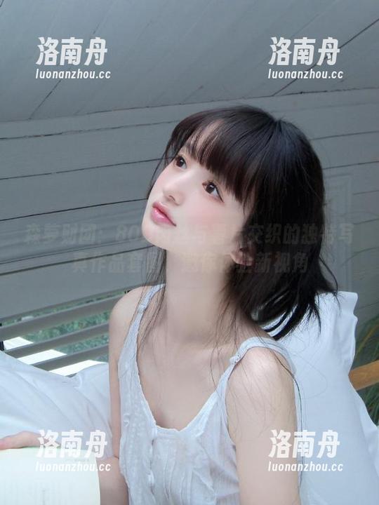 森萝财团 森萝财团:80D肉丝与薯片交织的独特写真作品套图,邀你体验新视角