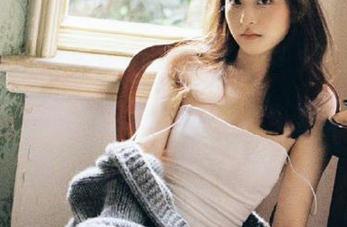甜美红色格子裙与白丝相伴，森萝财团写真套图中的MM展现出无与伦比的青春气息！