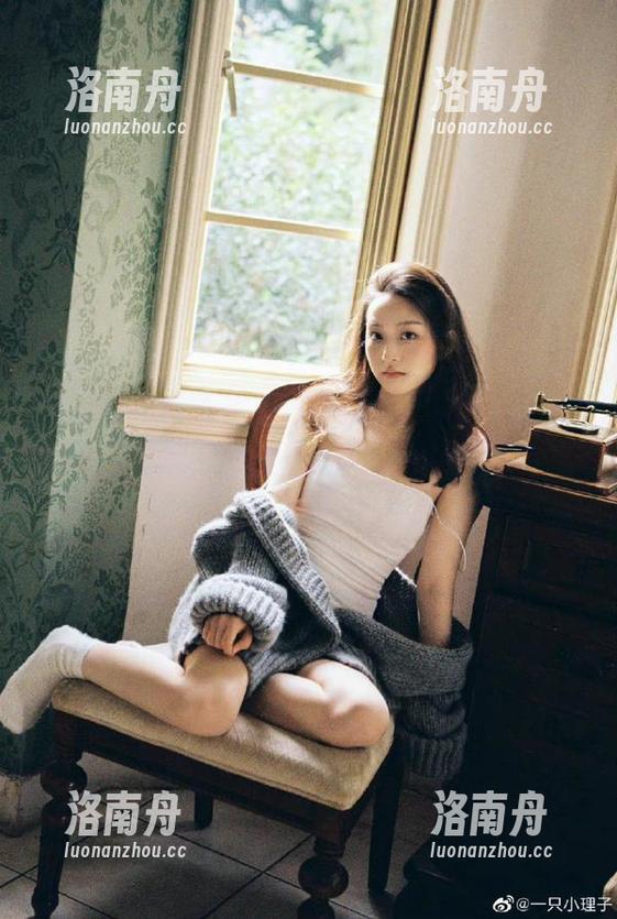 森萝财团 甜美红色格子裙与白丝相伴,森萝财团写真套图中的MM展现出无与伦比的青春气息!