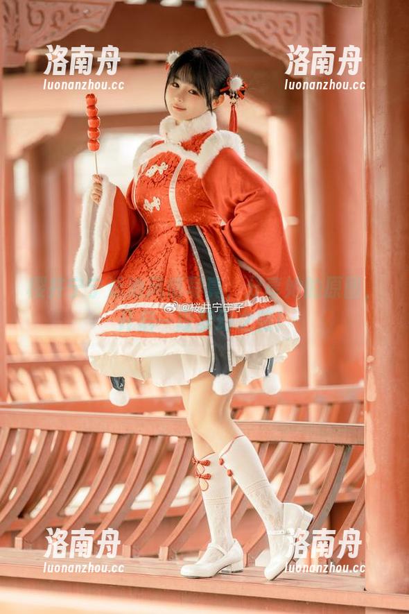 樱井宁宁泳池风情写真，分享她的原图，开启一段梦幻之旅！