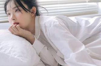 爱蜜社 – 享受田老师圣诞全套写真，感受光与影的浪漫交织！