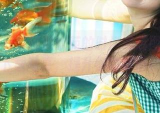 爱蜜社 – 发现黄歆苑的时尚套装图集：免费下载写真，提升你的穿搭灵感