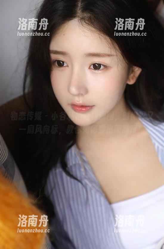 物恋传媒 - 小谷私拍短裙原图，时尚界又一扇风向标，教你如何穿出新高度！