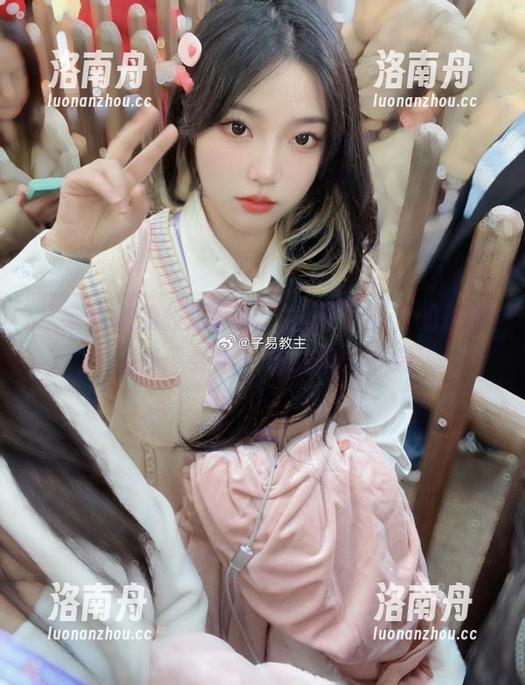 白易子教主 从未见过的校服写真,白易子教主的原图让你感受不一样的校园气息