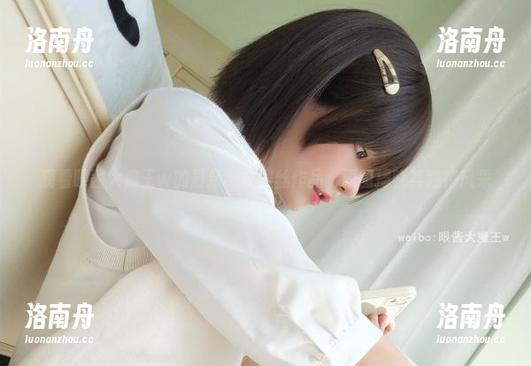 观看眼酱大魔王w的最新毛衣黑丝作品，原图揭晓其独特风采