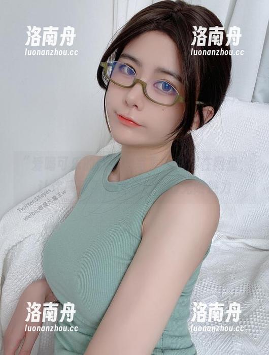 眼酱大魔王w “爱喝可乐的前辈”写真作品尽在网盘,让你感受眼酱大魔王w的无限魅力