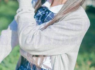 就算是神乐坂真冬的美足原图也无法掩盖她的魅力，立即获取这张壁纸吧！